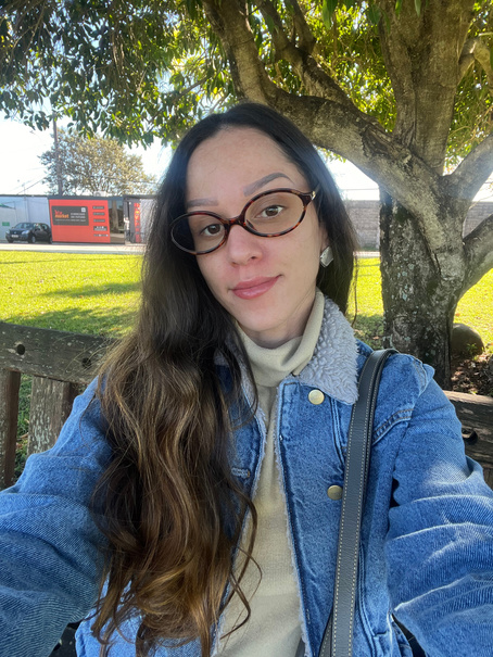 Ana Claudia Morais Alves, pedagoga, sorrindo ao ar livre